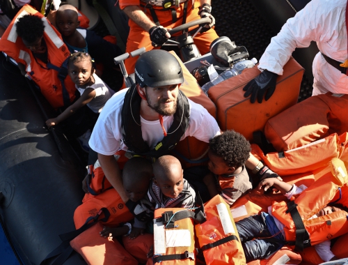 Sebastian, coordinateur MSF, effectue une opération de sauvetage en Méditerranée © Sara Creta. Méditerranée, 2016. 