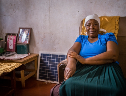 Magreth 58 jaar, in haar huis in Zimbabwe 