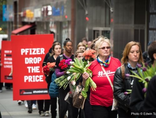 En avril dernier, MSF a remis une pétition signée par 416 000 personnes au siège de Pfizer afin d'exiger une baisse du prix du vaccin contre la pneumonie © Edwin Torres/ MSF. New York, 2016.