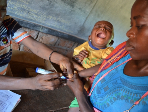 Un enfant se fait vacciner contre la pneumonie en Centrafrique © Sandra Smiley/MSF. République Centrafricaine, 2016.