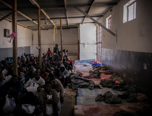 Des personnes détenues dans le centre de détention Abu Salim © Guillaume Binet. Libye, 2017.