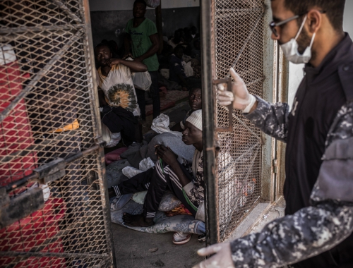 Des personnes dans un centre de détention en Libye. © Guillaume Binet/MSF. Libye, 2017. 
