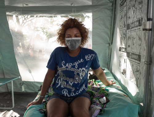 Marie, 22 ans, a été admise dans le centre de traitement pour la peste dont MSF s'occupe. Elle doit y rester une semaine pour un traitement complet. © RIJASOLO/MSF. Madagascar, 2017.