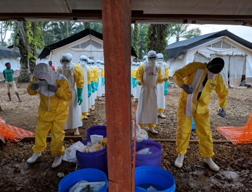 Een team ontdoet zich van haar beschermende kleding in een hoog-risicozone in Mangina  © Karin Huster, augustus 2018