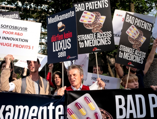 Protestation organisée devant l'Office européen des brevets à Munich pour s’opposer au brevet sur le sofosbuvir, médicament essentiel contre l’hépatite C. © Peter Bauza, septembre 2018