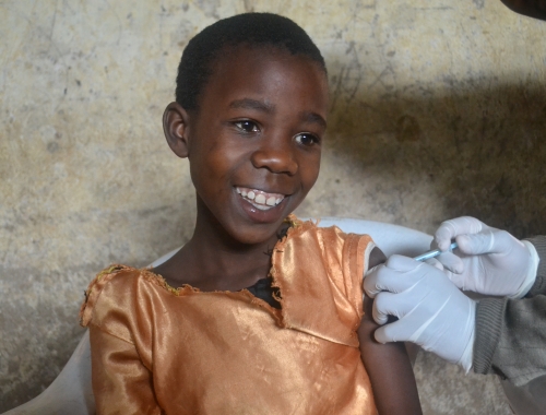 Une jeune fille se fait vacciner contre le virus HPV