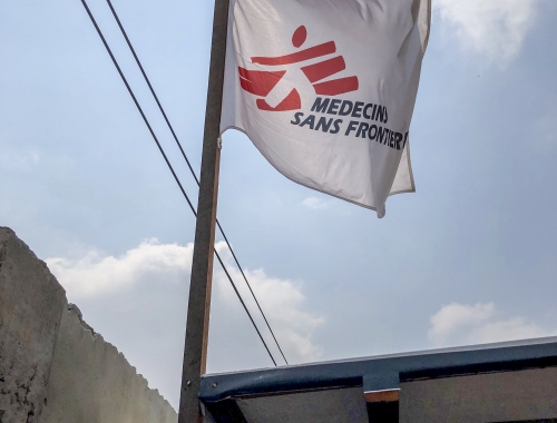 Drapeau avec MSF logo