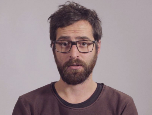 Xavier is psycholoog voor Artsen Zonder Grenzen. Hij vertelt het verhaal van een jonge Soedanees die hij psychologisch ondersteunde in de humanitaire hub aan het Noordstation. 