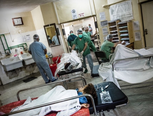 Des patients à l’hôpital de Boost, à Lashkar Gah, attendent d’être opérés. © Kadir van Lohuizen/Noor. Afghanistan, 2016.