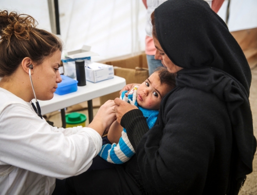 Een verpleegster verzorgt vluchtelingen op het Griekse eiland Lesbos. © Jodi Hilton. Griekenland, 2015.