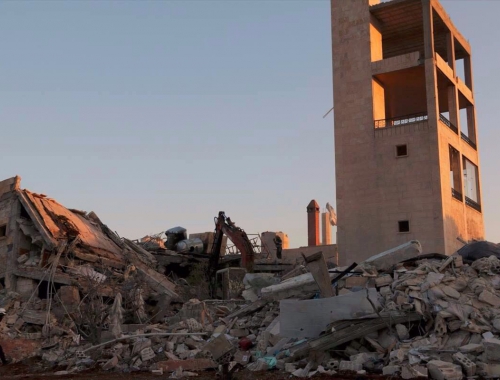 Le 15 février 2015, 25 personnes ont trouvé la mort dans le bombardement d'un hôpital, Ma'arat Al Numan, Syrie. 