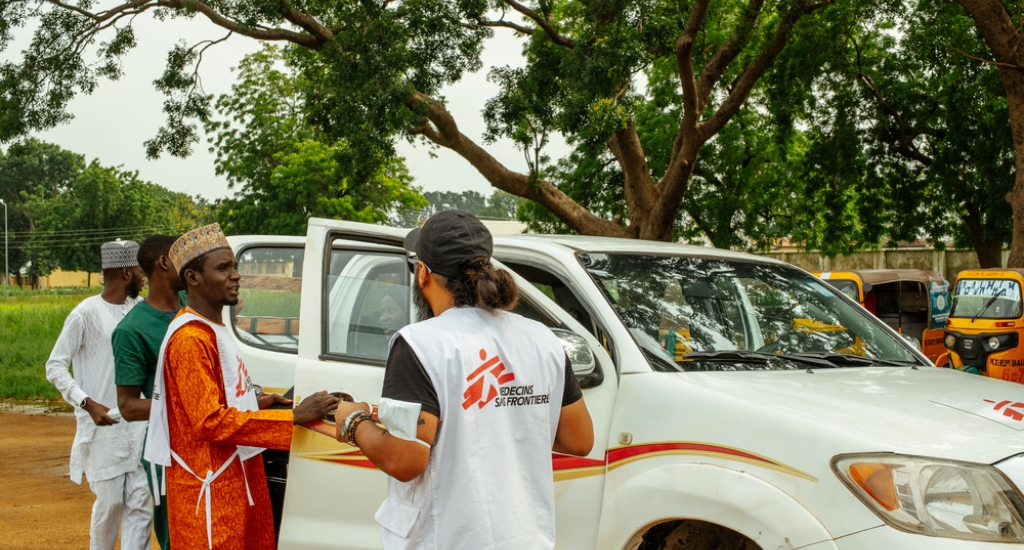 L'équipe de promotion de la santé de MSF à Bauchi, la capitale de l'État de Bauchi, au Nigeria, monte dans son véhicule lors d'une visite communautaire pour des activités de sensibilisation.