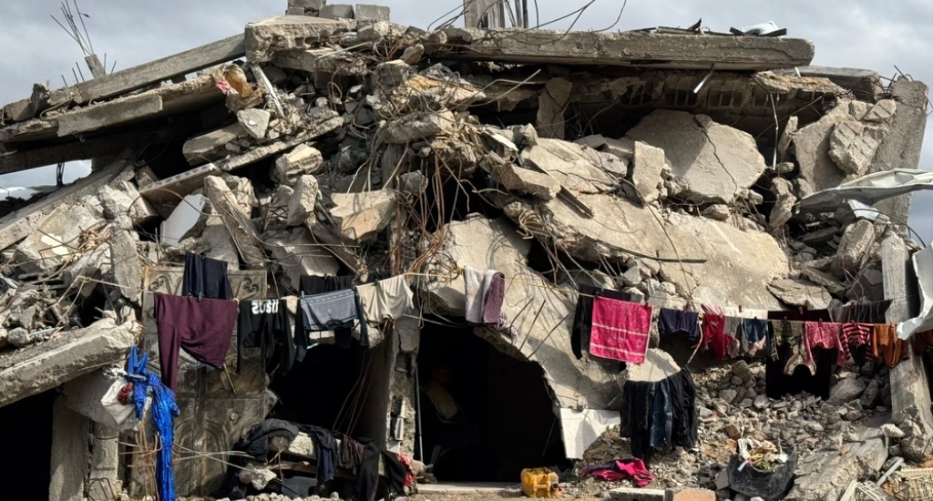 Waslijn hangt tussen het puin in Gaza.