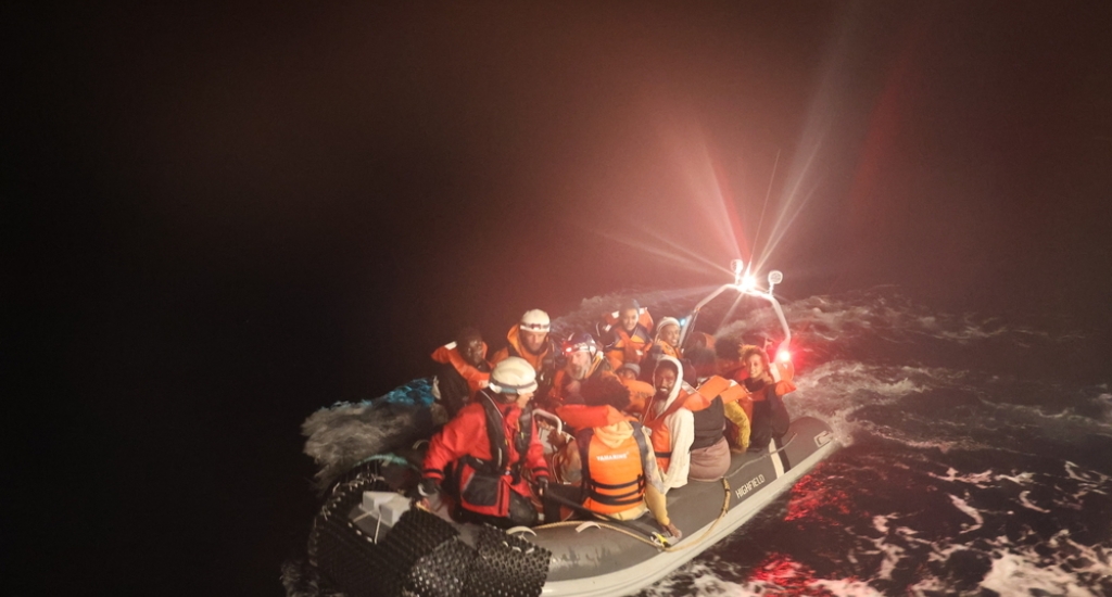 Reddingschip Oyvon helpt een boot op de Middellandse Zee.