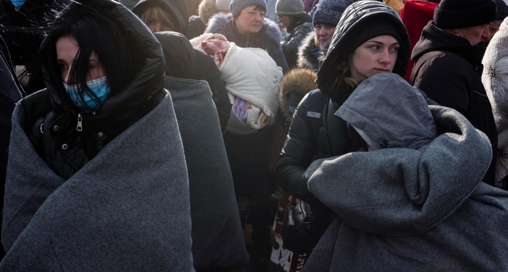 Des réfugiés ukrainiens attendent d’embarquer à bord d’un bus à Palanca