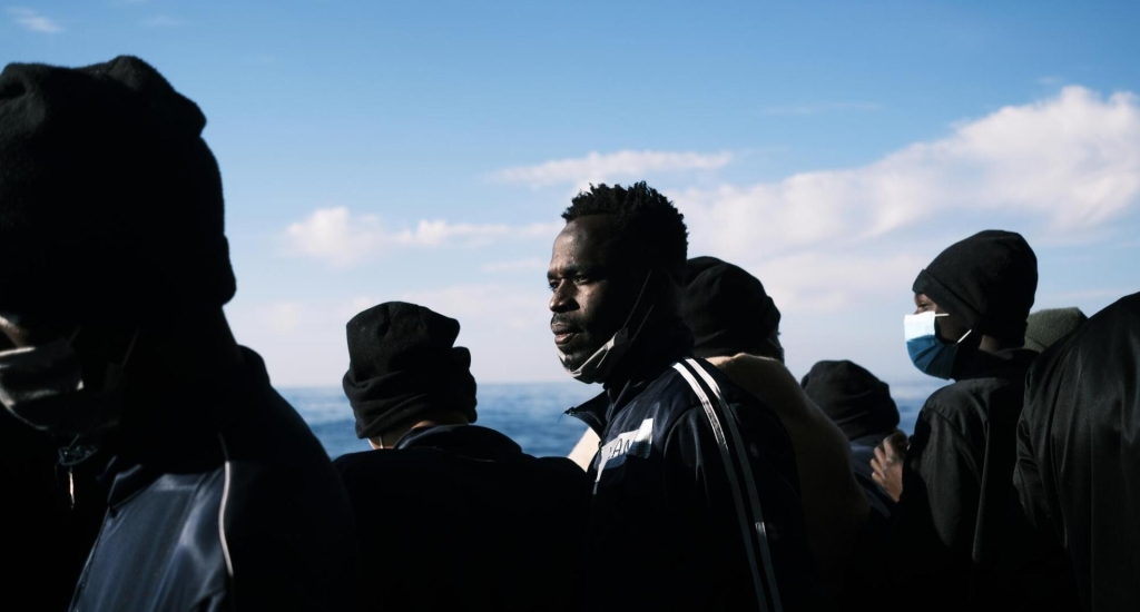 Portrait de Seydou à bord du Géo Barents. Le jeune homme a été secouru en mer Méditerranée par les équipes du navire de recherche et de sauvetage de MSF
