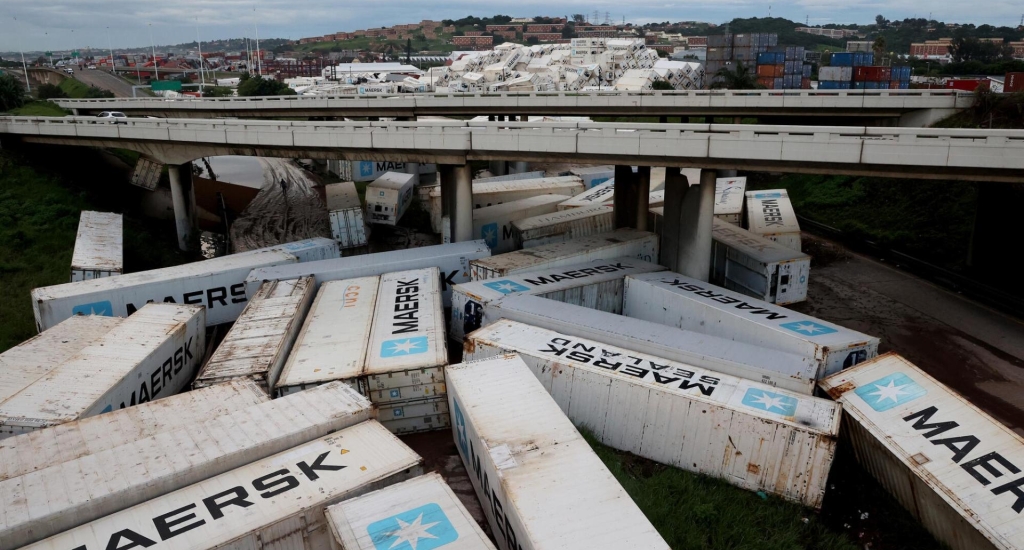 Omgevallen containers tijdens de overstromingen in de regio eThekwini in Zuid-Afrika