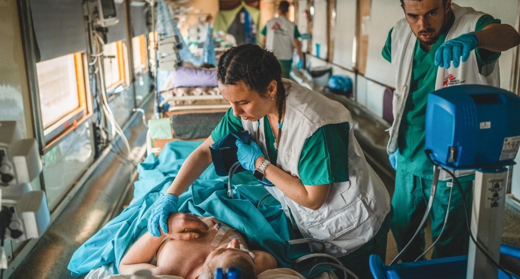 Un patient est pris en charge par les équipes de MSF et transporté à bord d’un train médicalisé reliant les villes de Pokrovsk, dans l’est de l’Ukrained