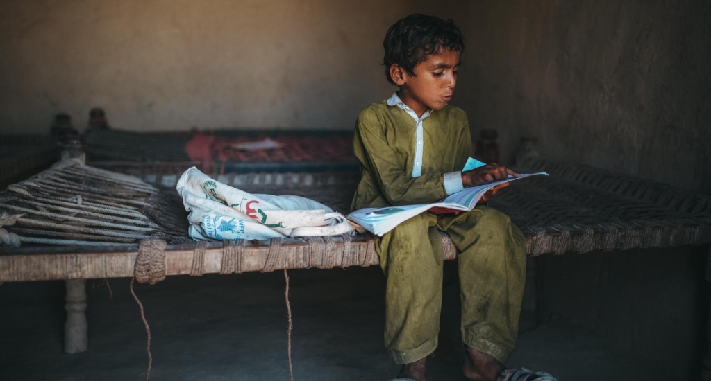 Un jeune garçon pakistanais fait ses devoirs
