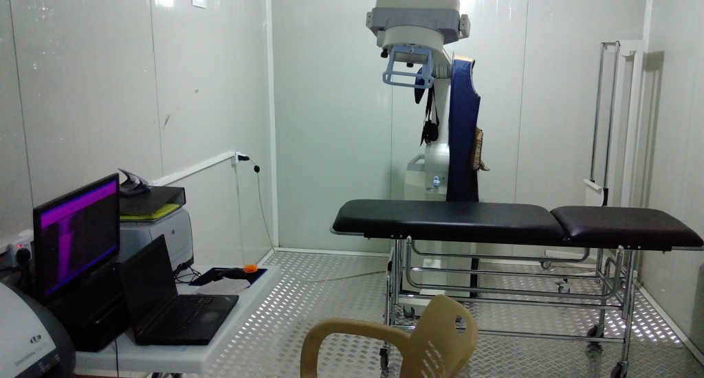 De container-röntgenkamer in het Hamam Al Alil spoedziekenhuis, Irak