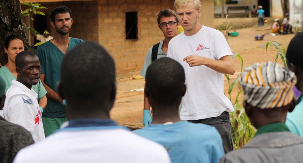 © Martin Zinggl/MSF -Jesse pendant une session de promotion de la santé à propos d’Ebola au Libéria.