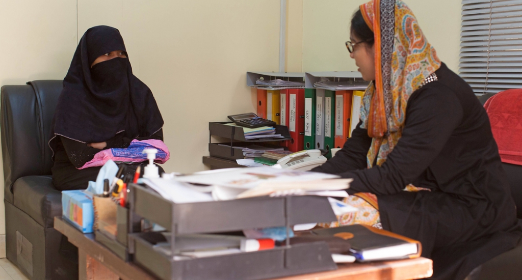Une patiente à Karachi avec une collaboratrice MSF