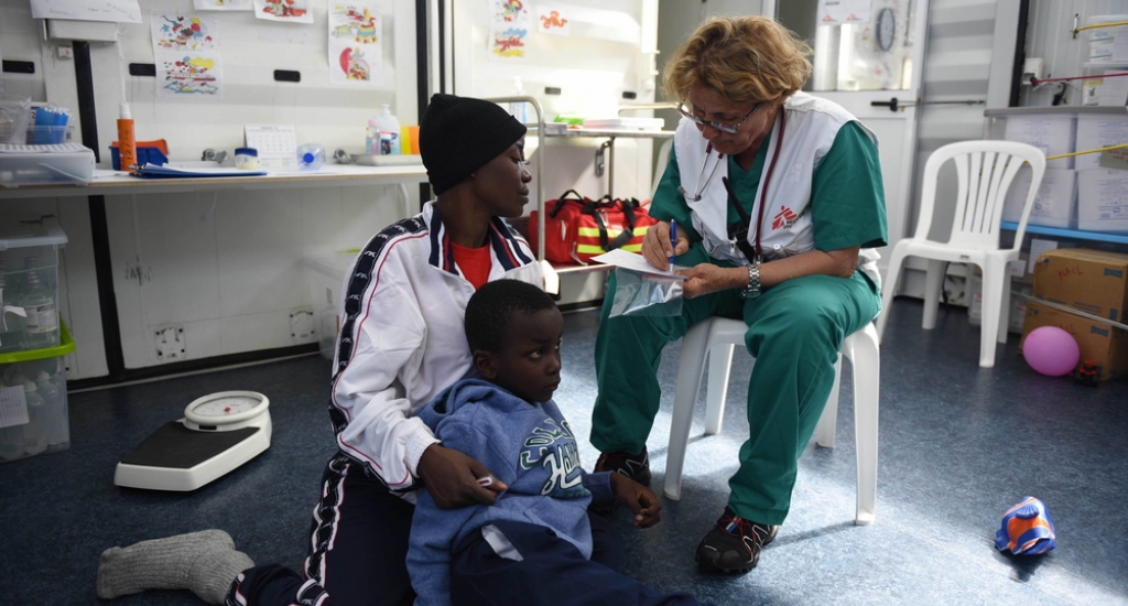 Un médecin MSF et un patient à bord du Boubon Argos