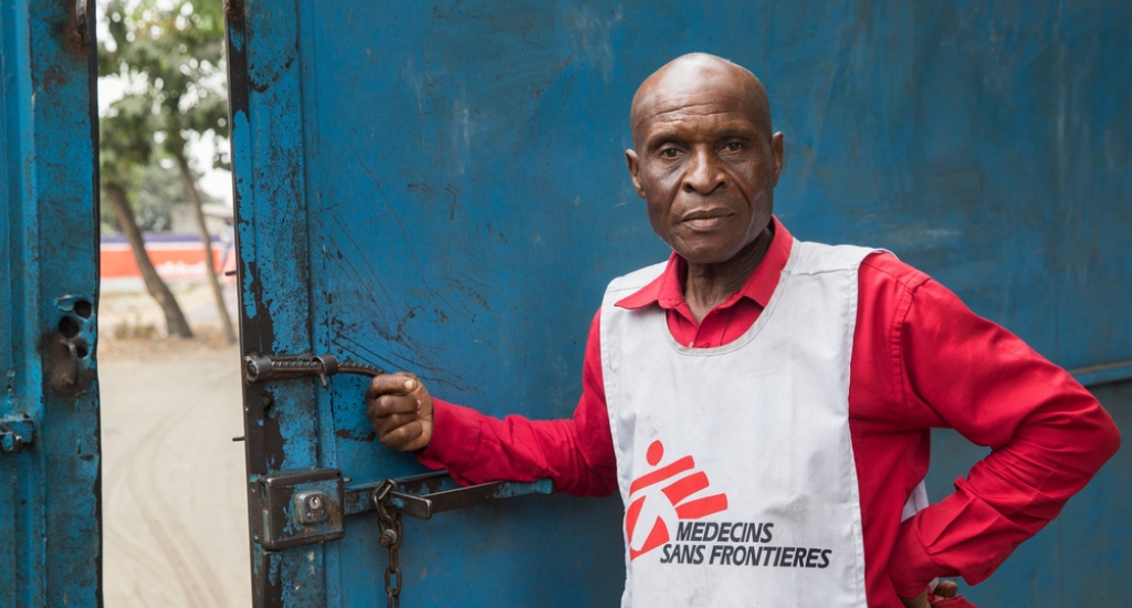 Ferdinand est gardien, il s'occupe de la circulation des véhicules MSF, travaille parfois le jour, parfois la nuit. © Dieter Telemans. Kinshasa, 2016.