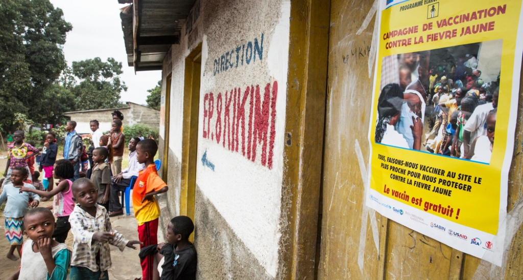 Met grote opvallende affiches maakt de overheid bekend dat er een vaccinatiecampagne aan de gang is. © Dieter Telemans