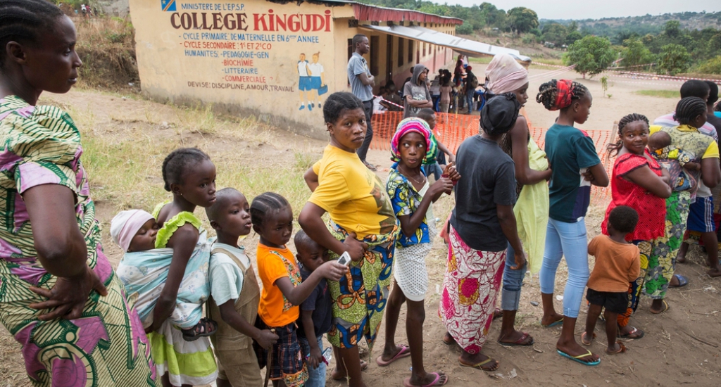 les personnes font la queue pour être vaccinées contre la fièvre jaune par MSF © Dieter Telemans. Kinshasa, 2016.