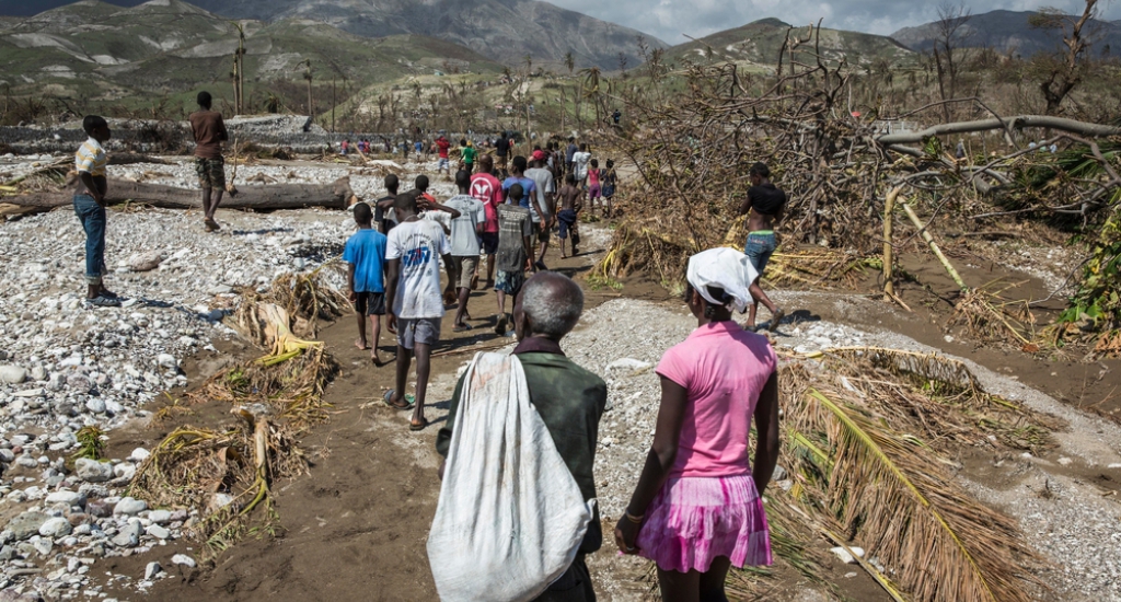 Les personnes marchent le long de la rivière à Roche-a-Bateau dans le sud-ouest d'Haïti © Andrew McConnell. MSF. Haïti, 2016.