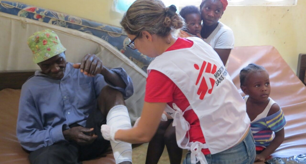 La médecin MSF soigne un patient dans la clinique de Jérémie en Haïti © MSF. MSF. Haïti, 2016.