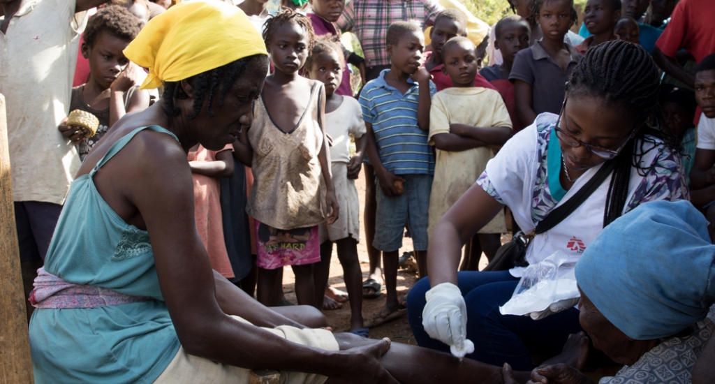 Cassandre, une infirmière pour MSF, soigne une patiente via la mobile clinique dans le village de Nan Sevre, dans les montagnes au nord de Port-à-Piment © Joffrey Monnier/MSF. MSF. Haïti, 2016.