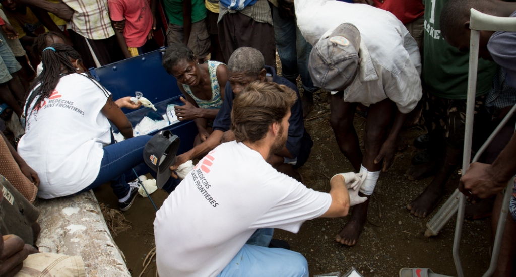 Ruben, médecin pour MSF, soigne des personnes dans le village reculé de Marcellin © Joffrey Monnier/ MSF. Haïti, 2016.