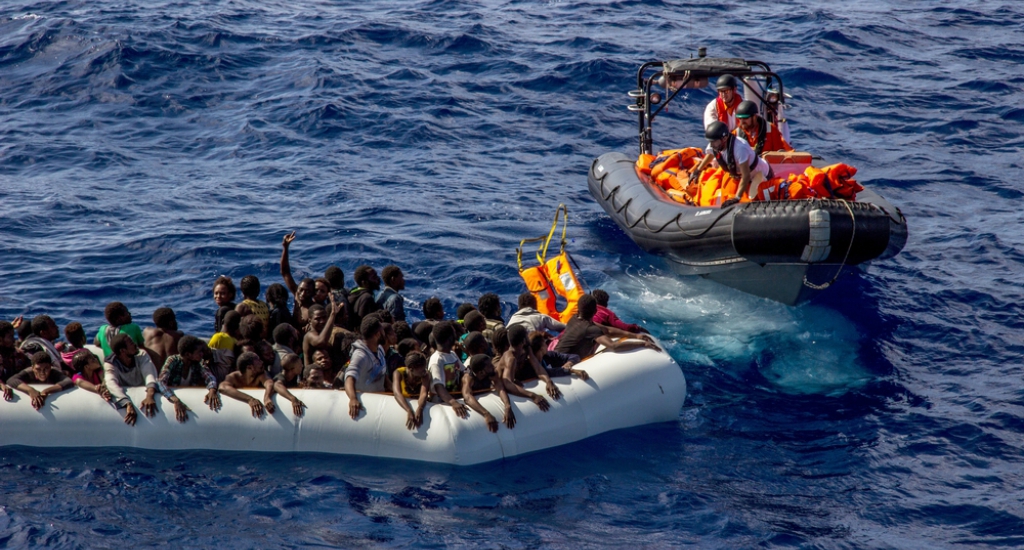 Het team van Artsen Zonder Grenzen nadert de boot met vluchtelingen, en begint reddingsvesten uit te delen. © Borja Ruiz Rodriguez/AZG