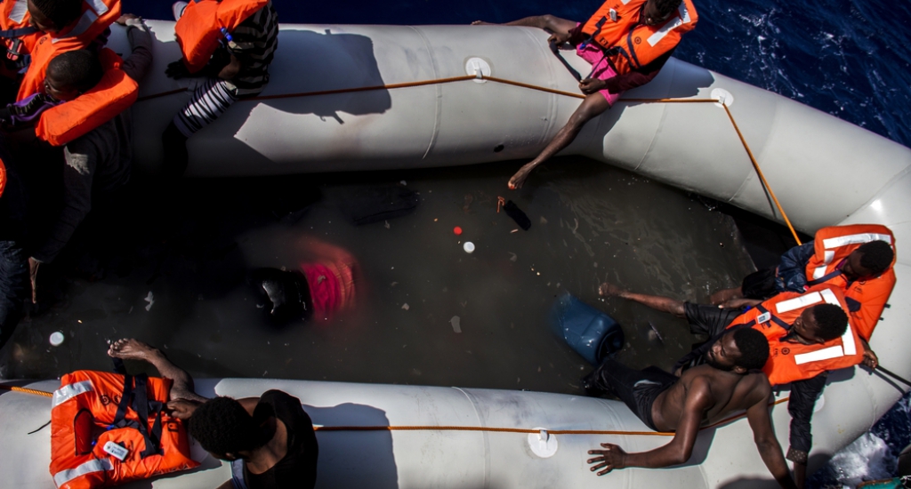 Ons team doet een schokkende ontdekking en vindt 25 lijken op de bodem van de boot. Wellicht zijn deze mensen gestikt in benzinedampen. © Borja Ruiz Rodriguez/AZG 