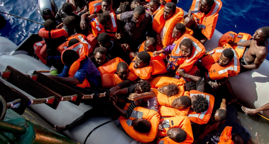 Les réfugiés montent à bord du Bourbon Argos © Borja Ruiz Rodriguez/MSF. Mer Méditerranée, 2016.