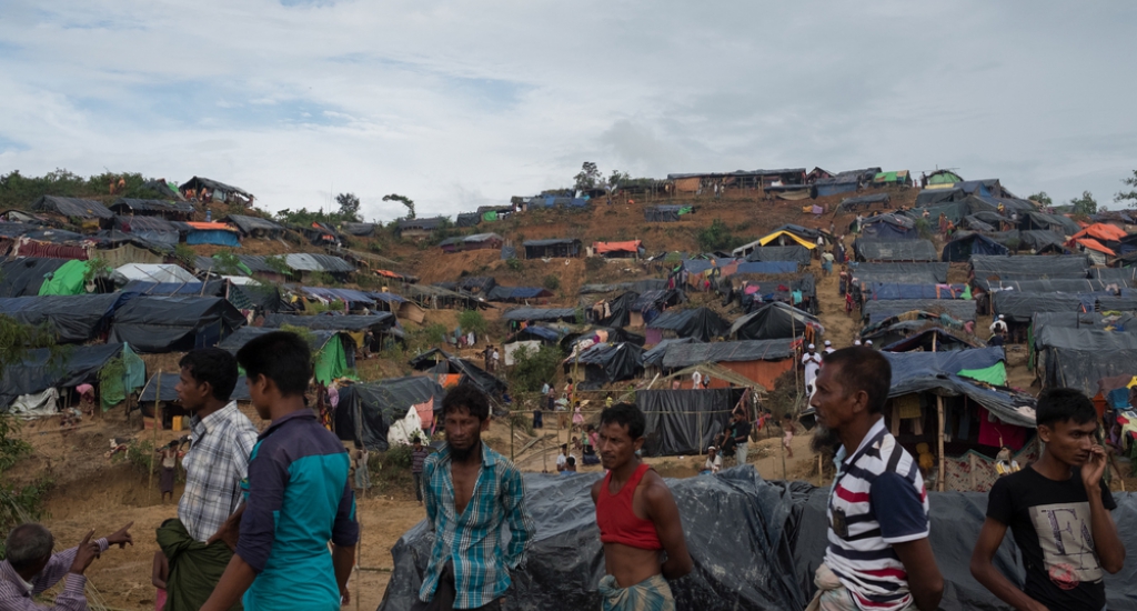 La plupart des réfugiés se sont installés dans des camps de fortune. Deux des camps déjà existants à Kutupalong et Balukhali ont fusionné et ont pris la forme d'un camp géant, devenu l'un des plus grands camps de réfugiés au monde.