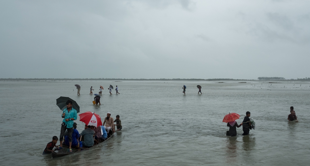 Des réfugiés traversant la rivière Naf à la frontière avec le Myanmar. 