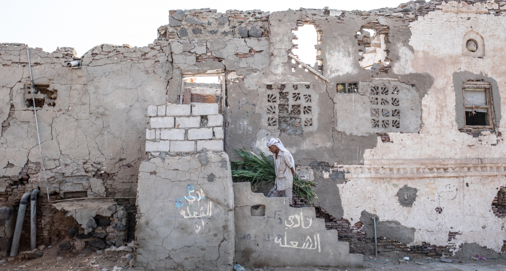 Un homme entre dans sa maison en ruine dans la ville de Mocha. © Agnes Varraine-Leca, décembre 2018