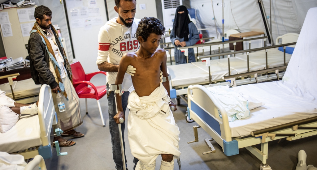 Nasser (au centre) et son père Mohammed (à gauche) dans l'hôpital MSF de Mocha. © Agnes Varraine-Leca, décembre 2018