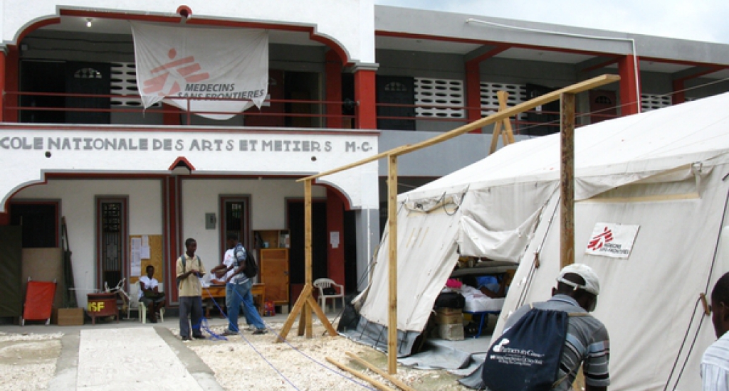 De bouw van een ziekenhuis in Haïti na de aardbeving van 2010.