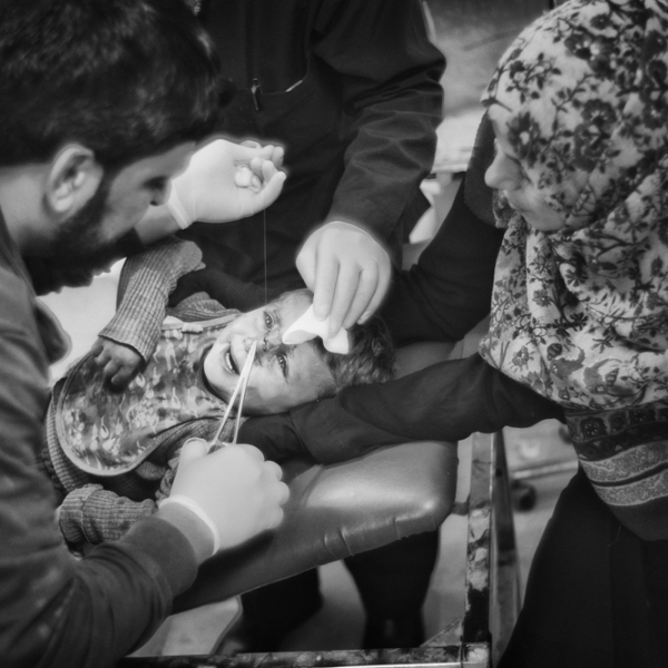 Un enfant de Tal Abyad est arrivé à l'hôpital. © Eddy Van Wessel