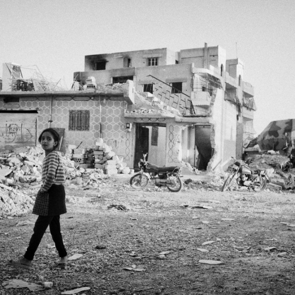 Une fille devant sa maison détruite à Raqqa © Eddy Van Wessel