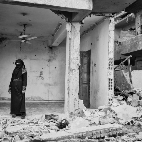 Une femme devant sa maison détruite © Eddy Van Wessel