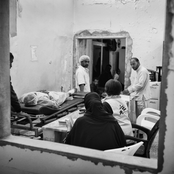 Equipes MSF qui transfèrent un patient © Eddy Van Wessel