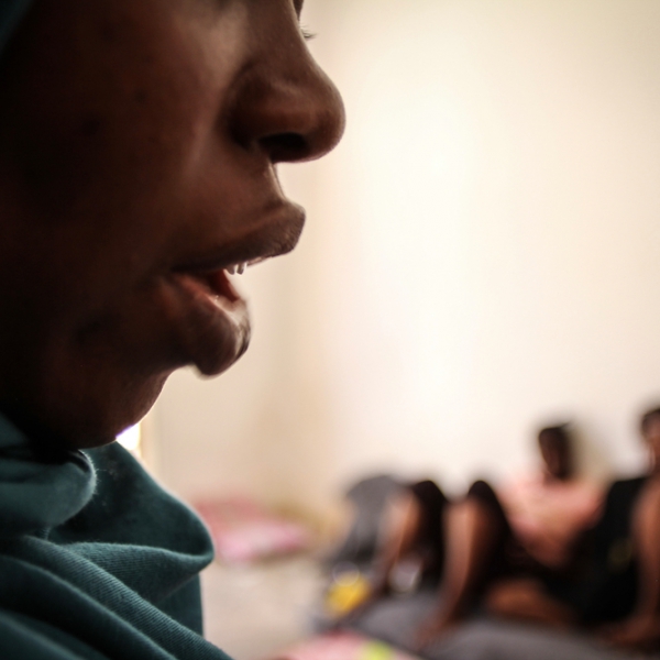 Een vrouw in een Libisch detentiecentrum