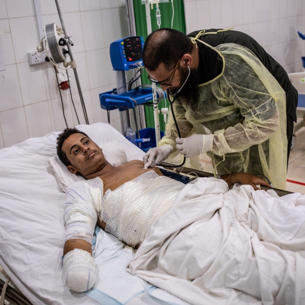 Youssef, blessé par l'explosion d'une mine alors qu'il conduisait sa voiture.