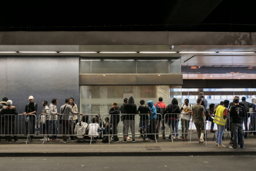 Des migrants et des réfugiés font la queue pour recevoir des soins médicaux et de santé mentale au hub humanitaire à la gare de Bruxelles-Nord.