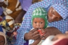 Un petit enfant reçoit de la nourriture thérapeutique pendant la campagne de Médecins Sans Frontières contre la malaria au Niger © KRISHAN Cheyenne/MSF. Niger, 2015.  